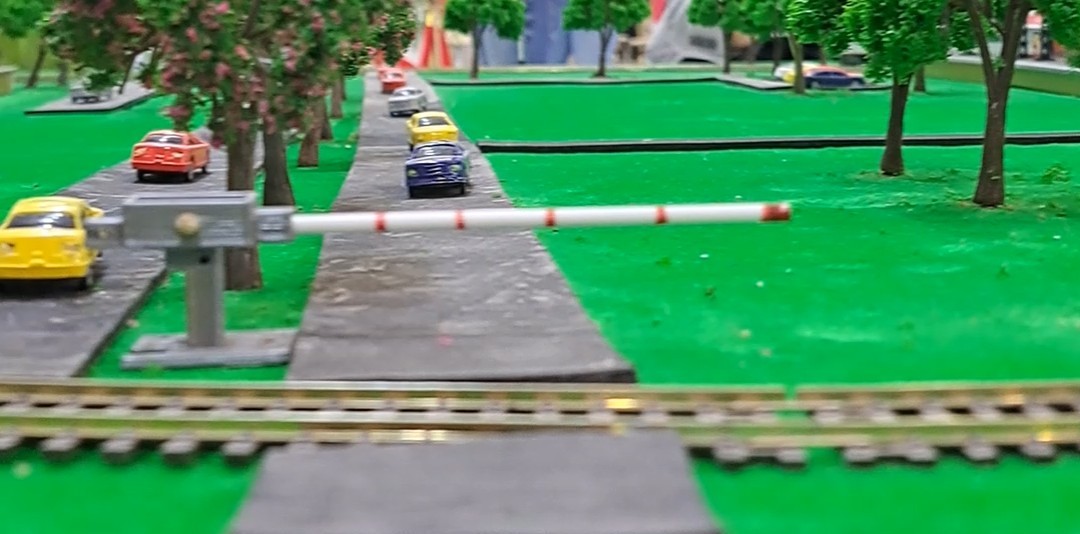 HO/OO Scale Railway Crossing Gate Style 2(2 Pack) - Image 2