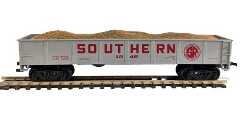 HO Scale Grain Wagon with Load Bachmann