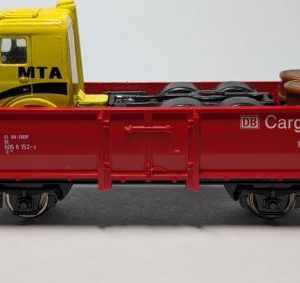 HO Scale  ROCO WAGON with Truck Load Red  (Pre-owned)
